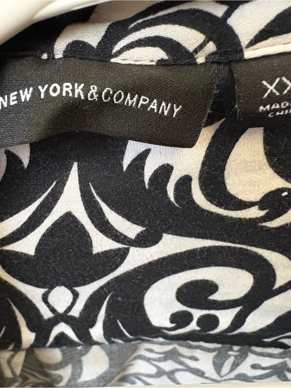 New York & Company Black and White Swirl Button-Up Top - Picture 3 of 4